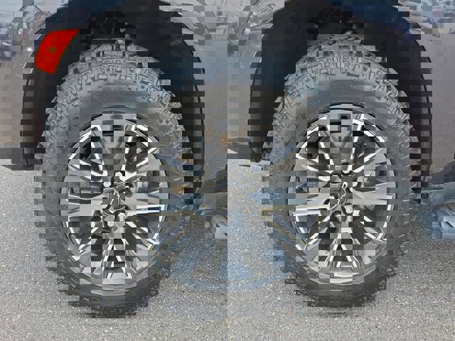 Used 2022 Chevrolet Suburban Z71 w/ Luxury Package AWD/4WD image 9