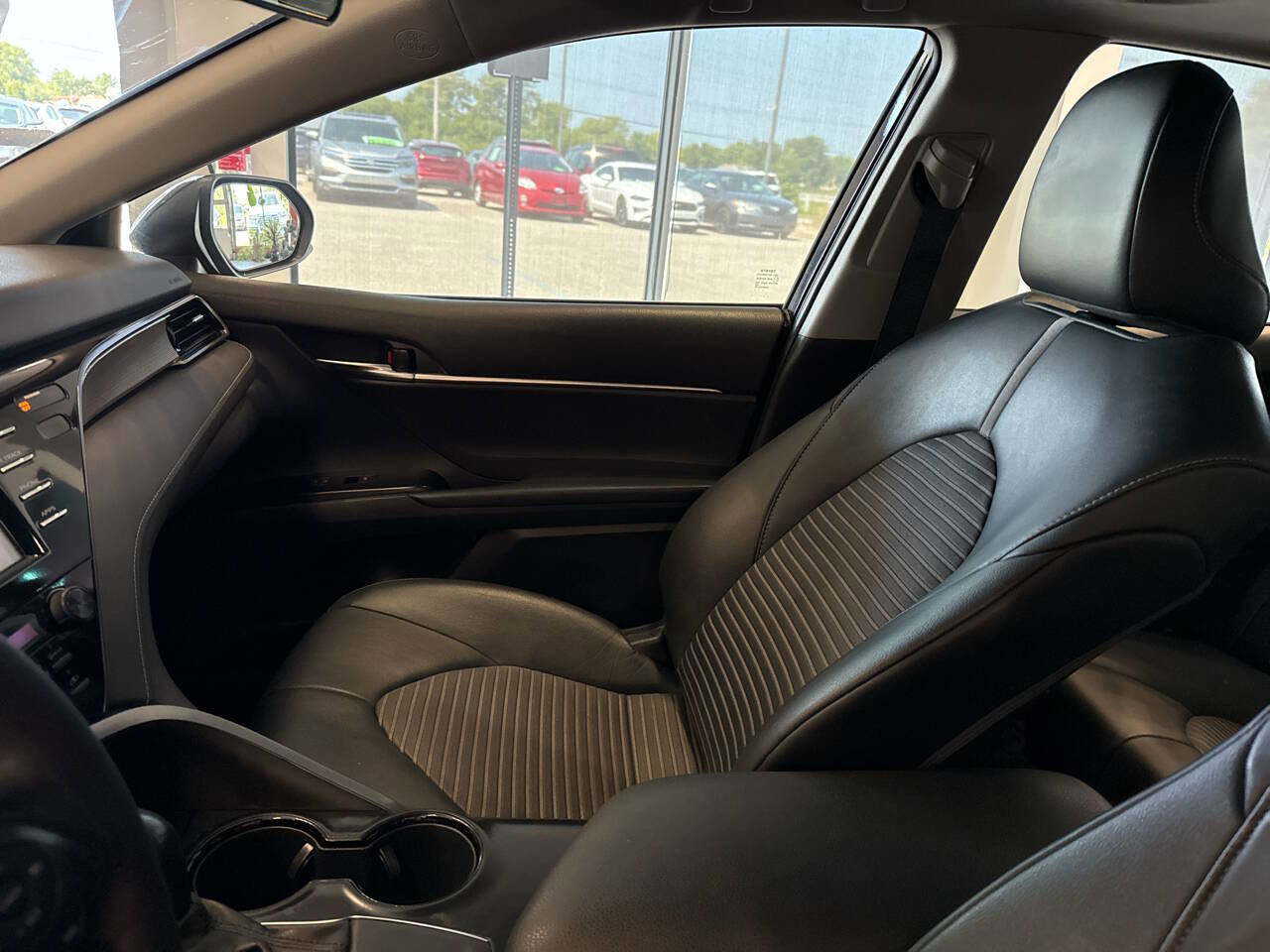 Used 2020 Toyota Camry SE w/ Phone Cable & Charge Package image 20