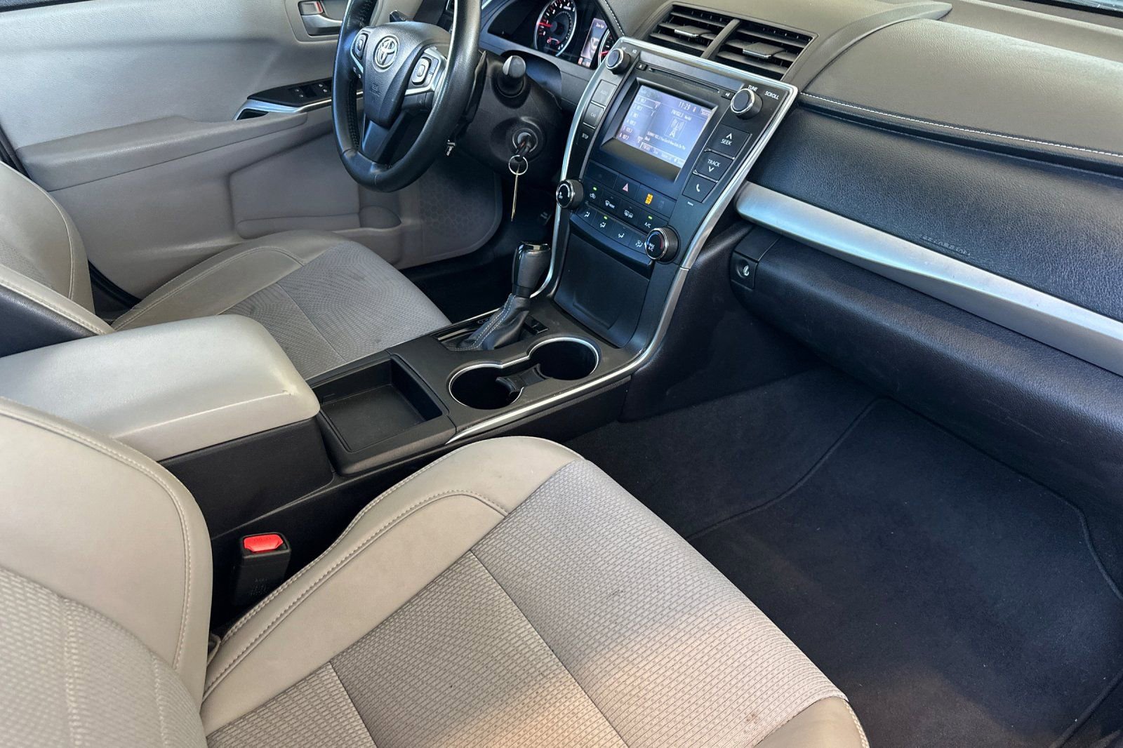 Used 2016 Toyota Camry SE image 18