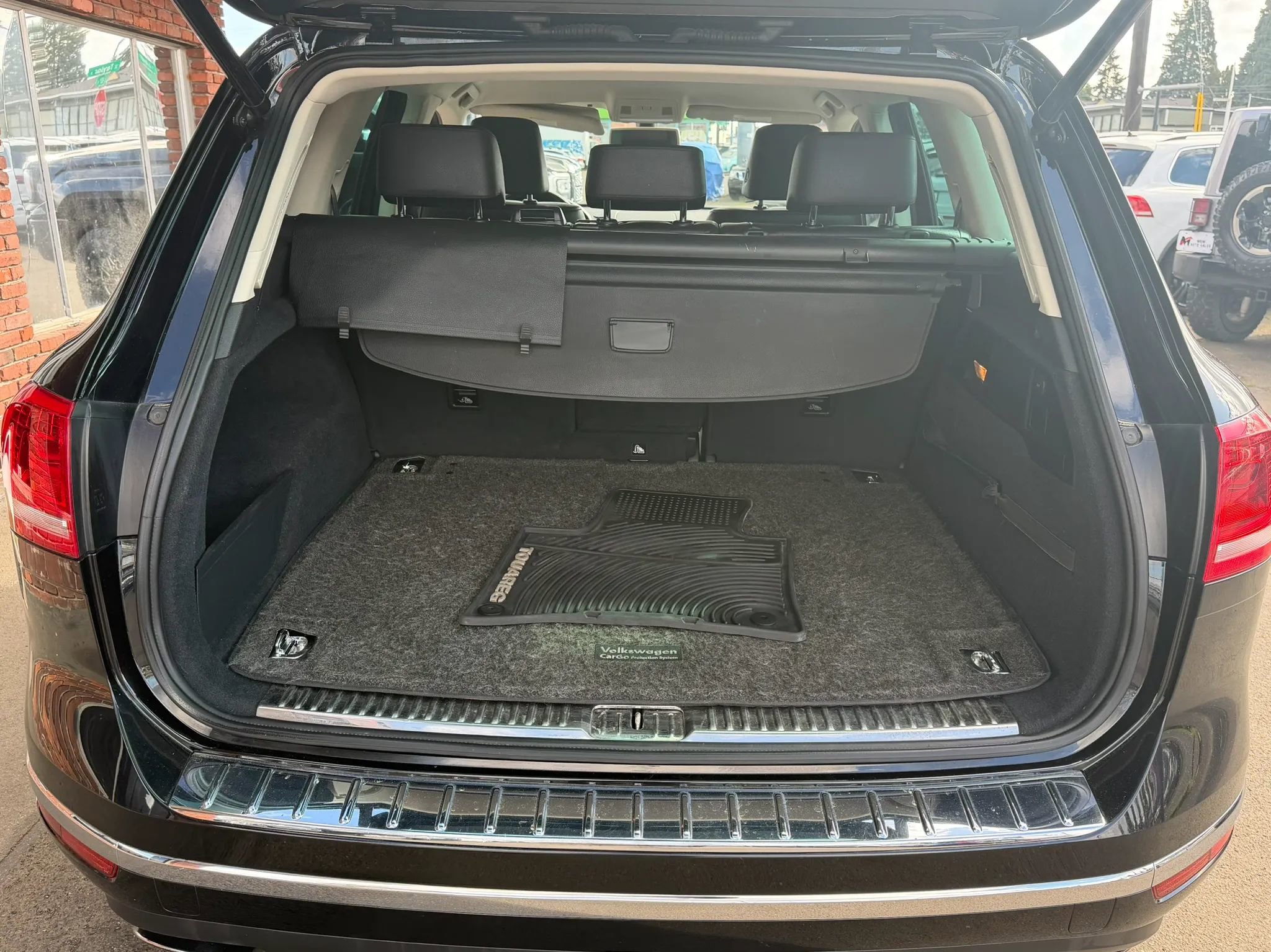 Used 2015 Volkswagen Touareg Sport AWD/4WD image 15