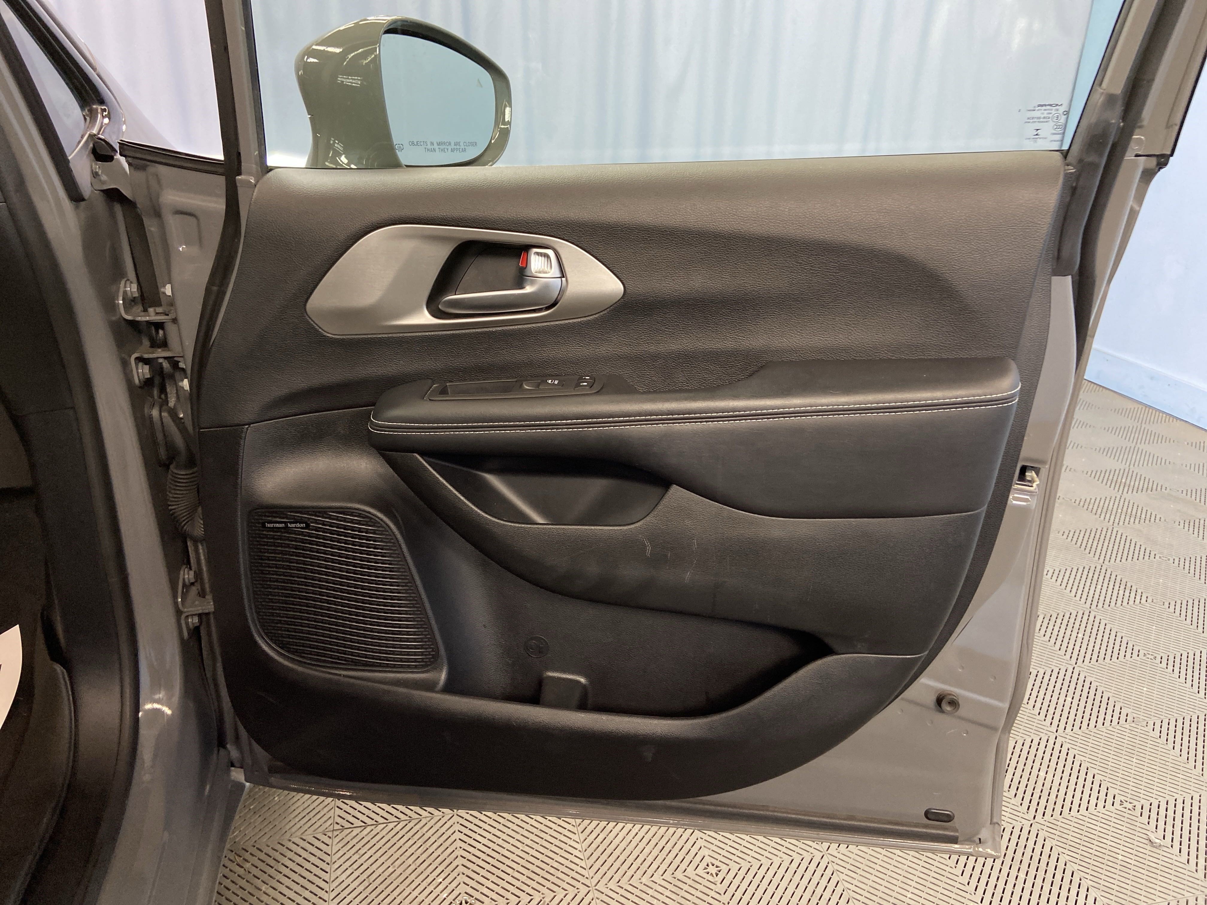 Used 2022 Chrysler Pacifica Limited w/ S Appearance Package image 52