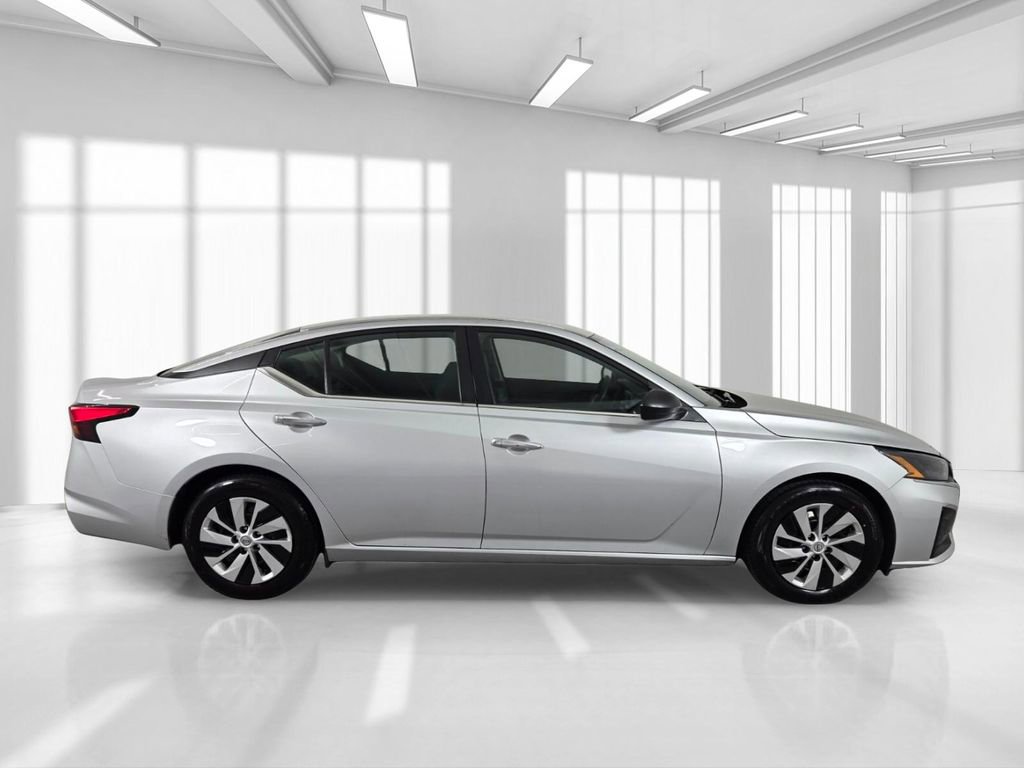 Used 2024 Nissan Altima 2.5 S FWD image 9