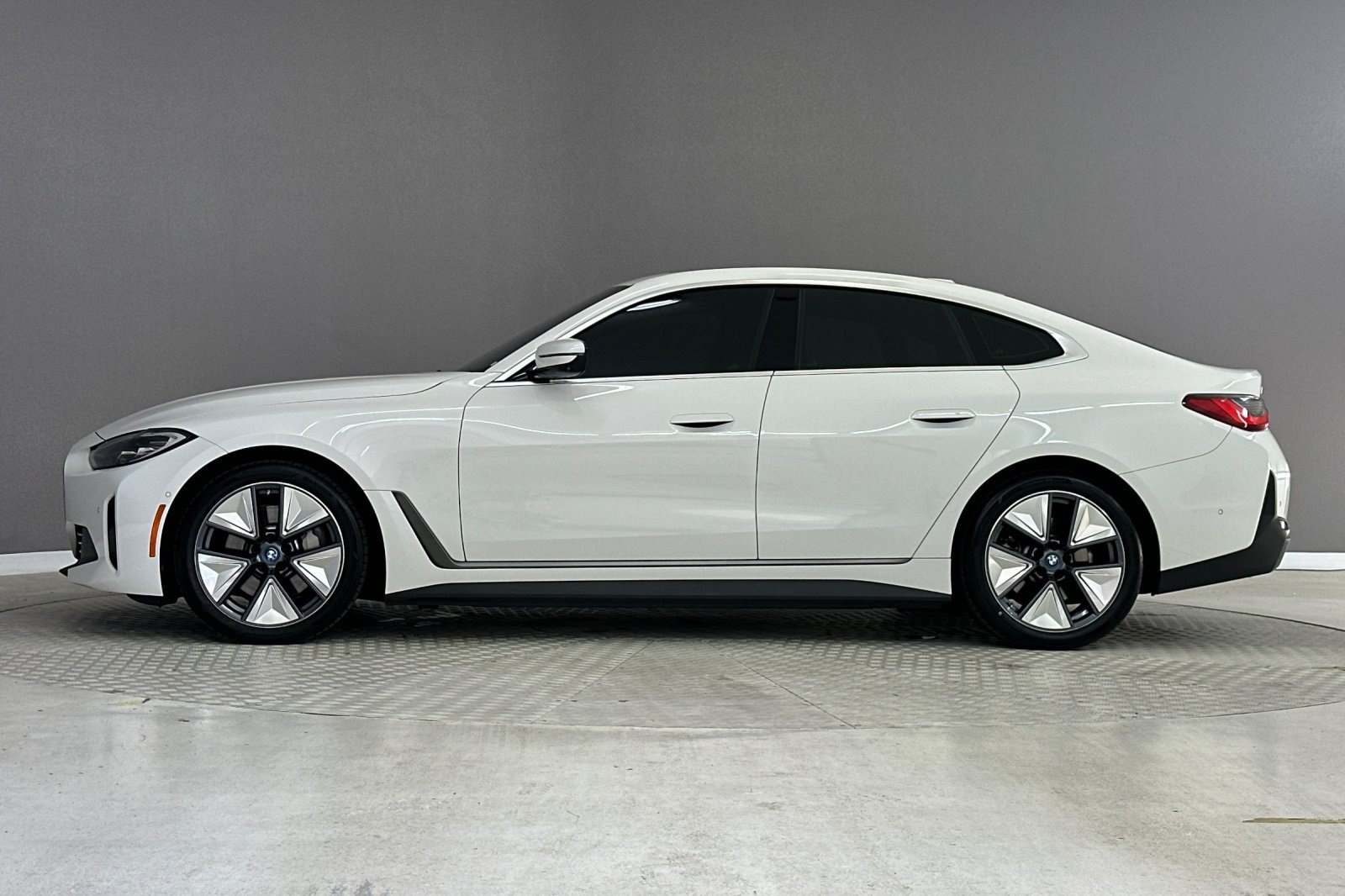 Certified 2023 BMW i4 eDrive40 RWD image 2