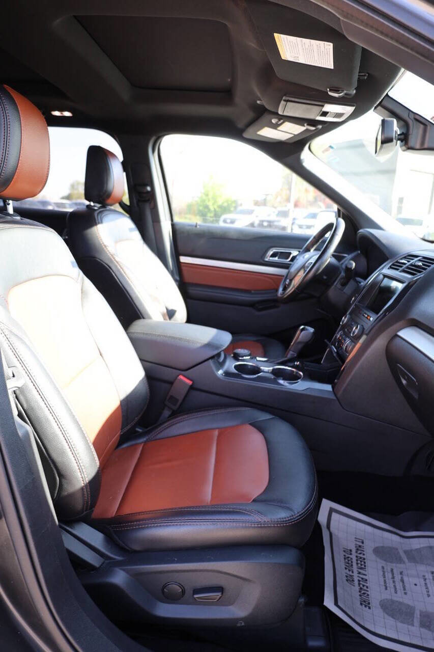 Used 2019 Ford Explorer XLT w/ Equipment Group 202A AWD/4WD image 14