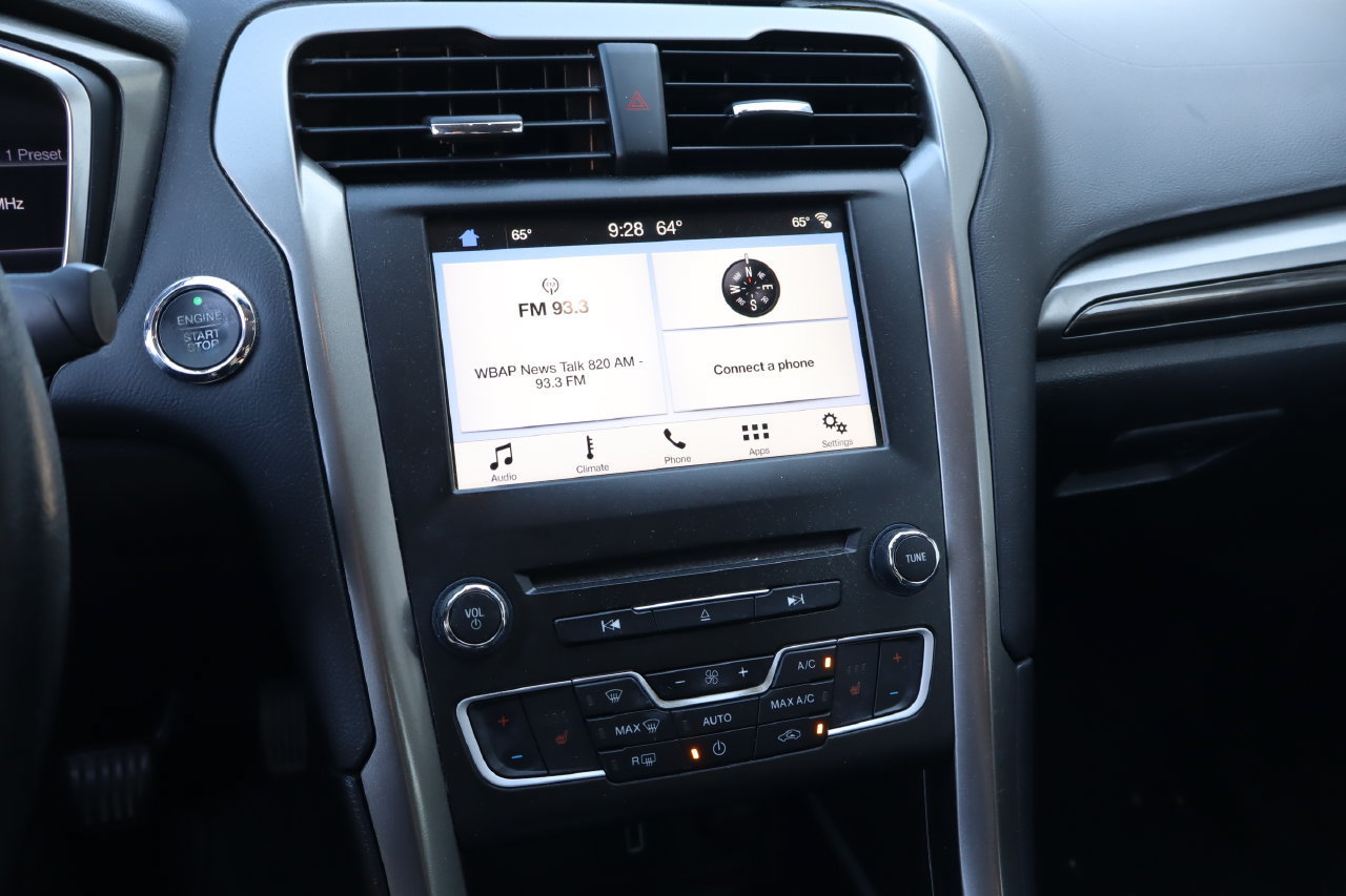 Used 2017 Ford Fusion SE w/ Fusion SE Technology Package FWD image 6