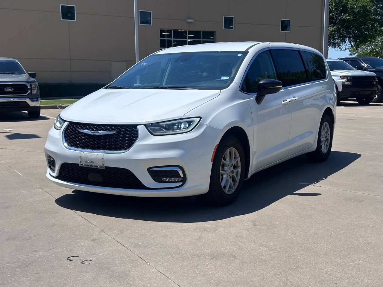 Used 2024 Chrysler Pacifica Touring-L FWD image 4