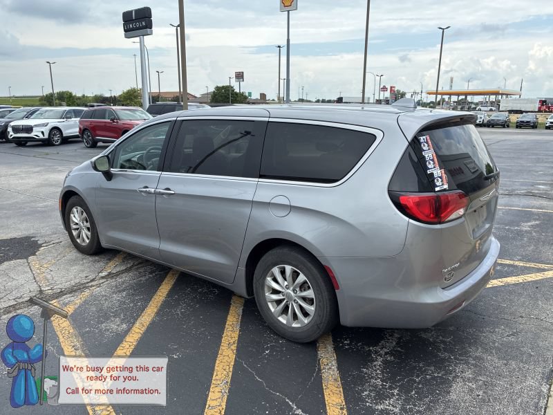 Used 2017 Chrysler Pacifica Touring w/ Tire & Wheel Group FWD image 3