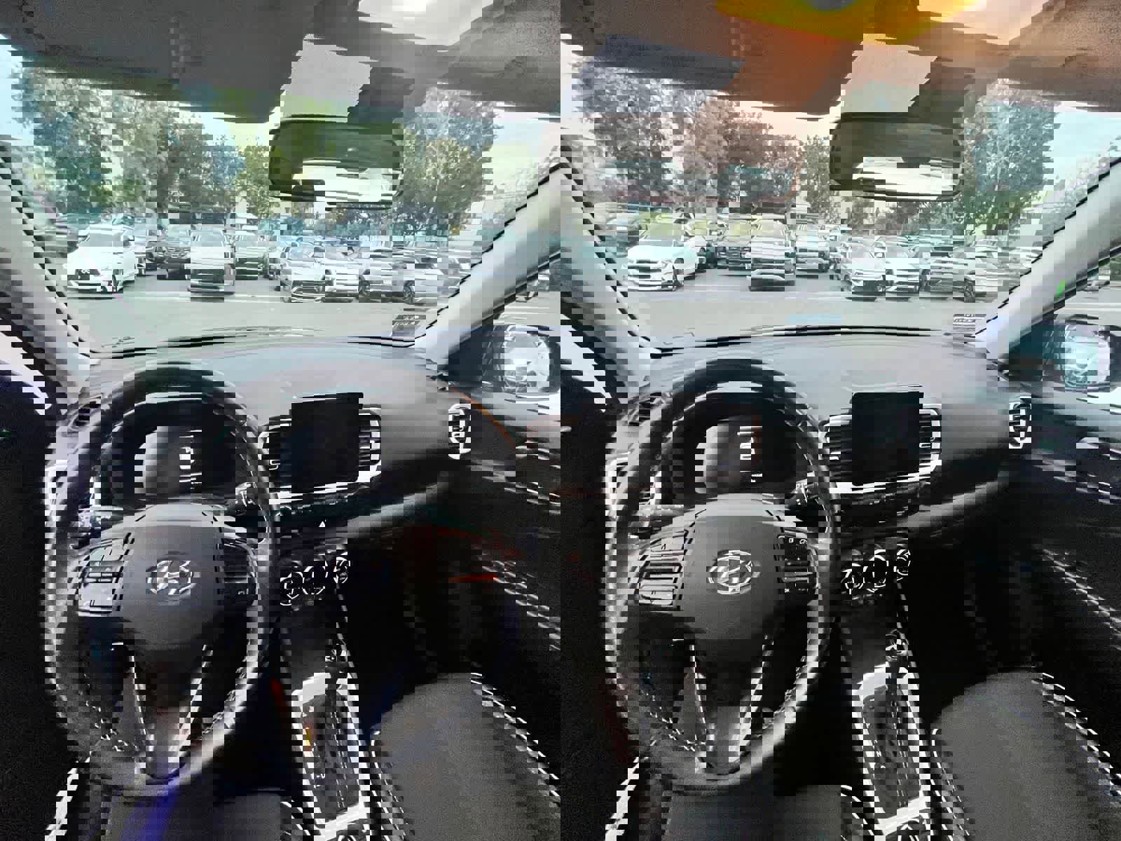 Used 2023 Hyundai Venue Limited image 7