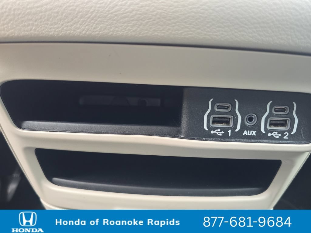Used 2023 Chrysler Pacifica Touring-L FWD image 25