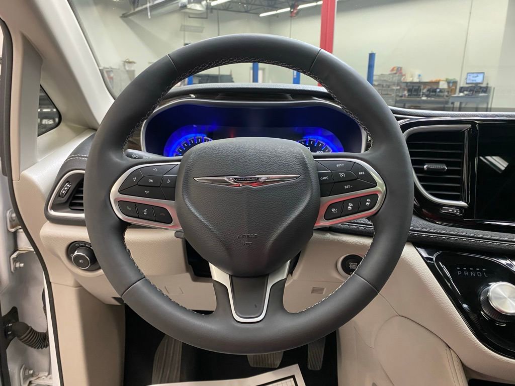 Used 2023 Chrysler Pacifica Limited image 22