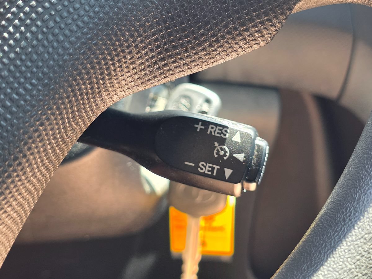 Used 2010 Toyota Yaris 4-Door Hatchback FWD image 29