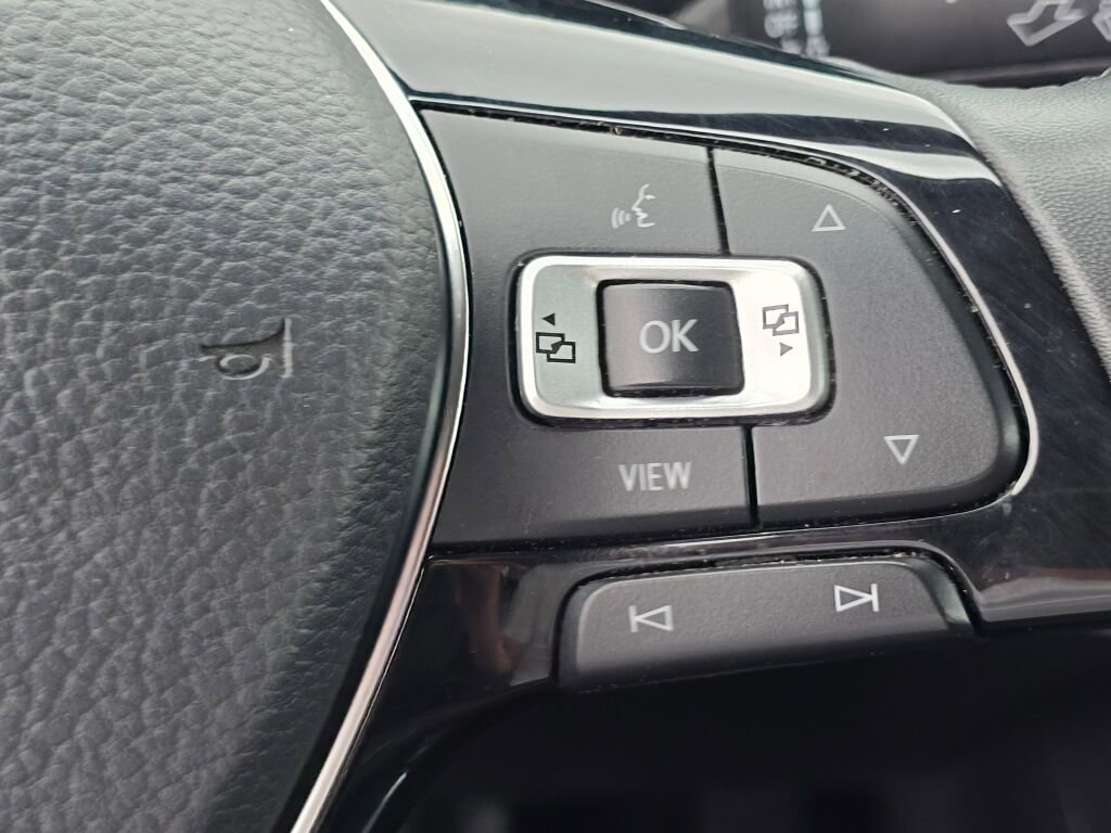 Used 2020 Volkswagen Tiguan SE image 32