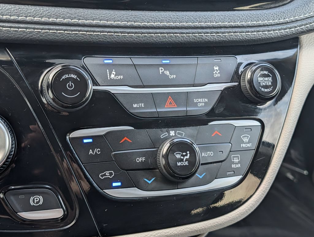 Used 2023 Chrysler Pacifica Touring-L FWD image 21
