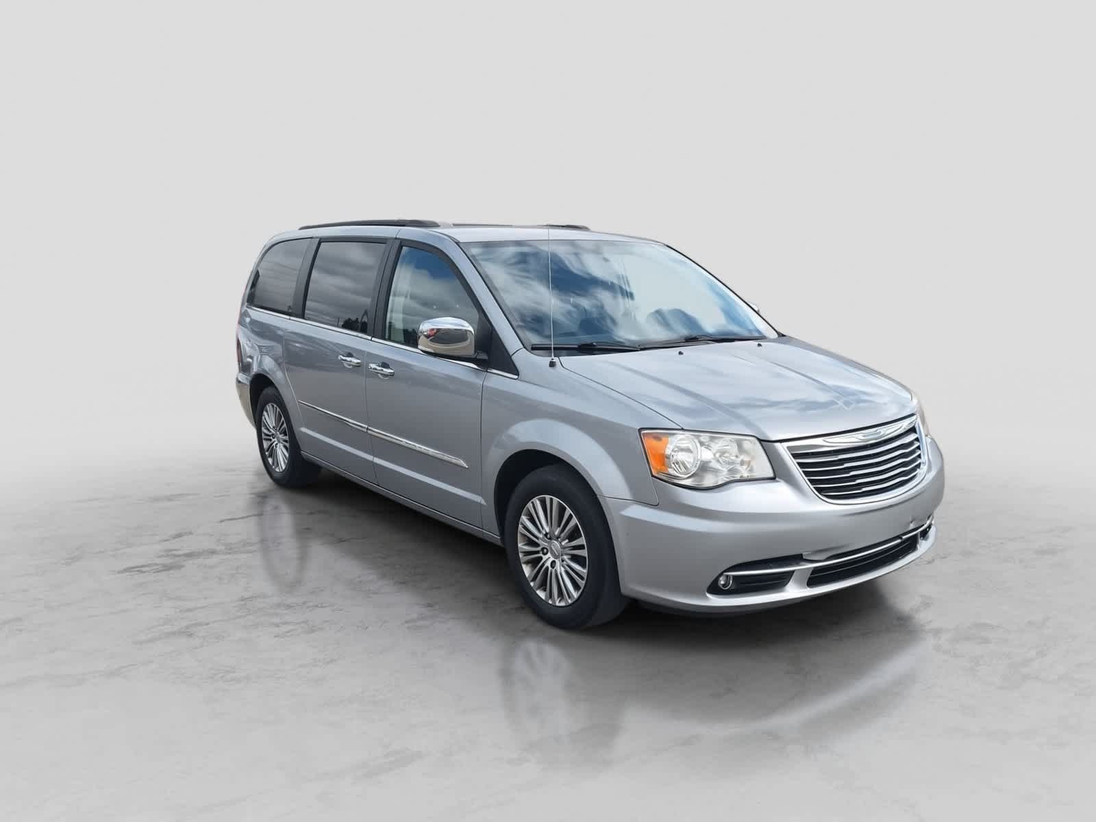 Used 2014 Chrysler Town & Country Touring-L w/ Driver Convenience Group FWD image 2