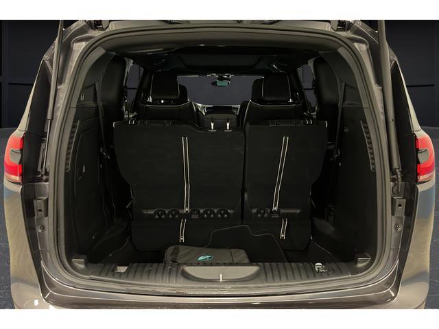 Used 2023 Chrysler Pacifica Limited w/ Uconnect Theater Family Group FWD image 39