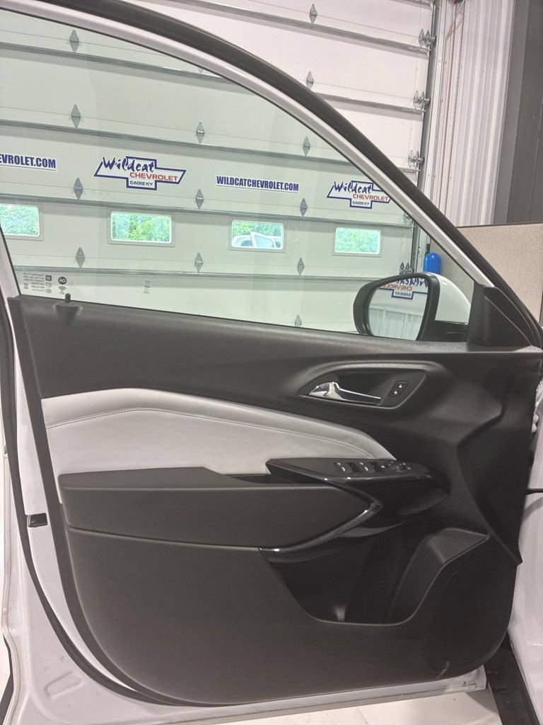 Used 2025 Chevrolet Trax LT FWD image 14