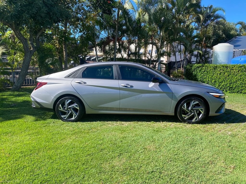 Used 2025 Hyundai Elantra Sport FWD image 8