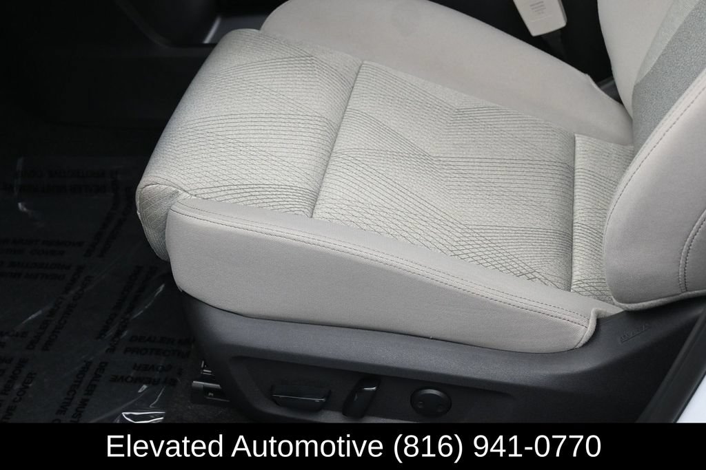 Used 2024 Nissan Rogue SV AWD/4WD image 16
