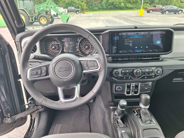Used 2025 Jeep Wrangler Unlimited Sahara AWD/4WD image 13