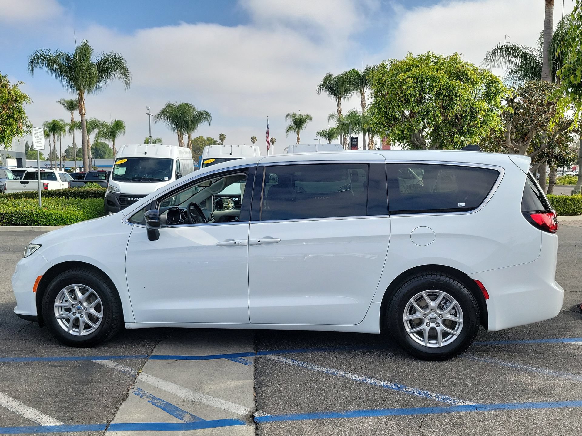 Certified 2024 Chrysler Pacifica Touring-L FWD image 25
