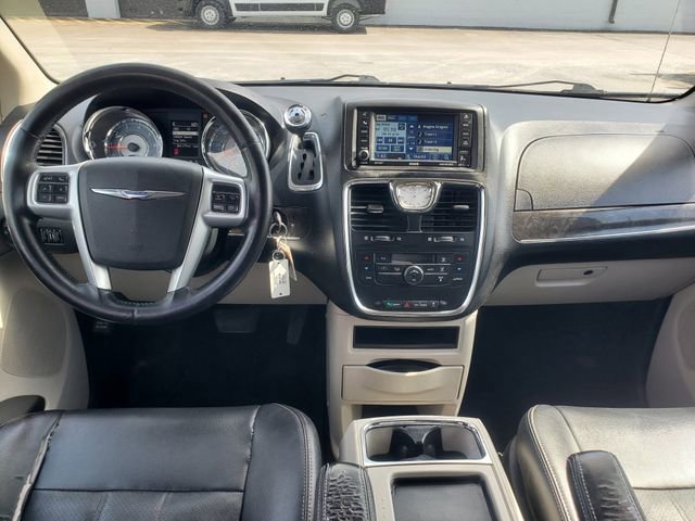 Used 2012 Chrysler Town & Country Touring w/ Entertainment Group #1 FWD image 29