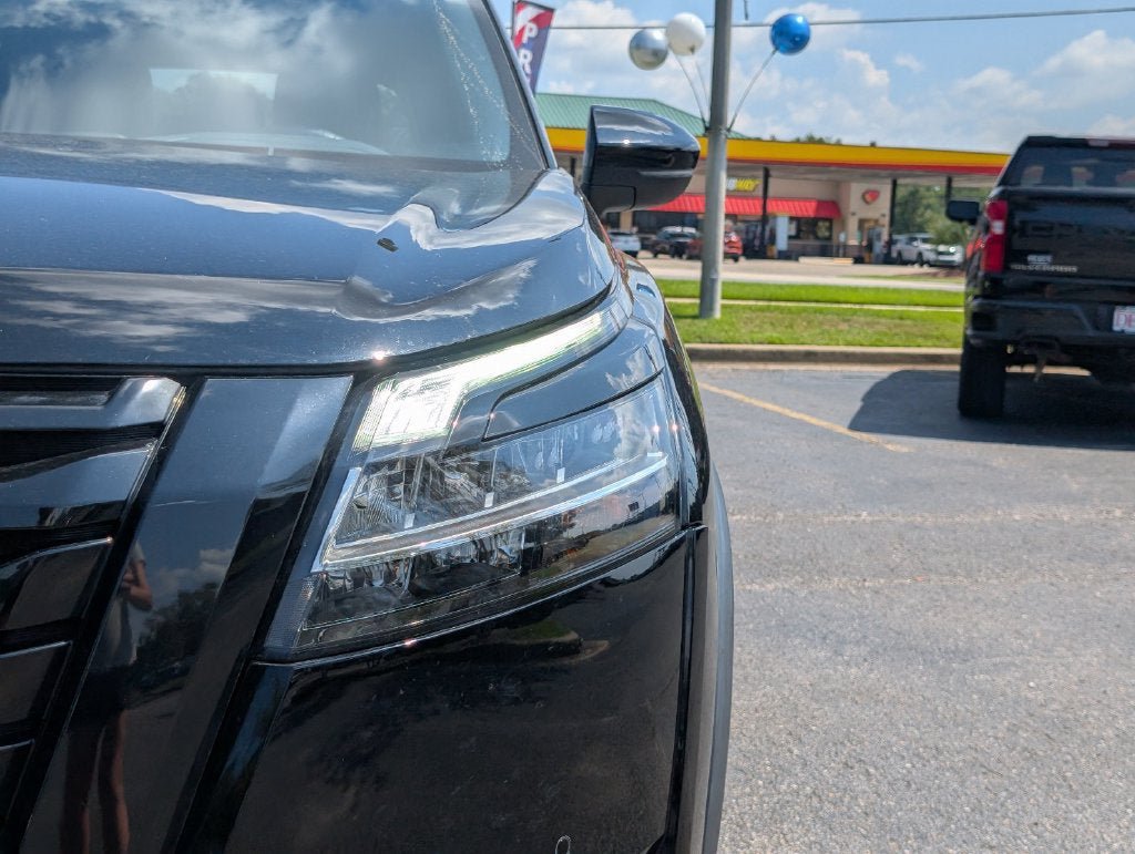 Used 2023 Nissan Pathfinder SL w/ Lighting Package (N92) FWD image 13