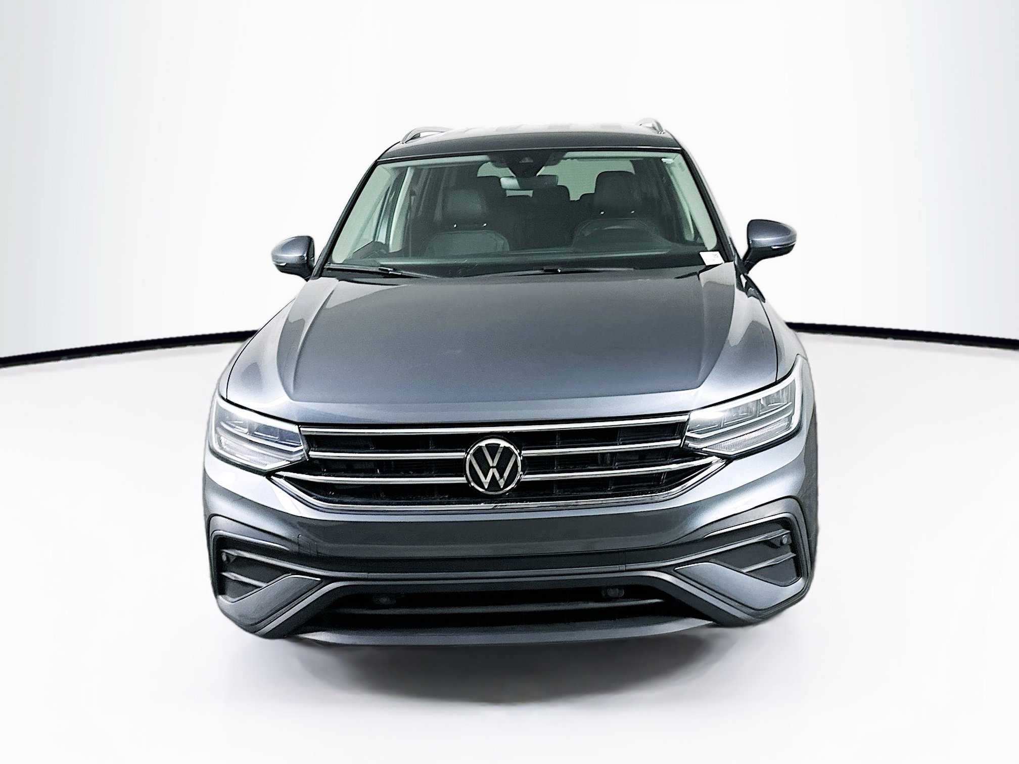 Used 2024 Volkswagen Tiguan SE image 2