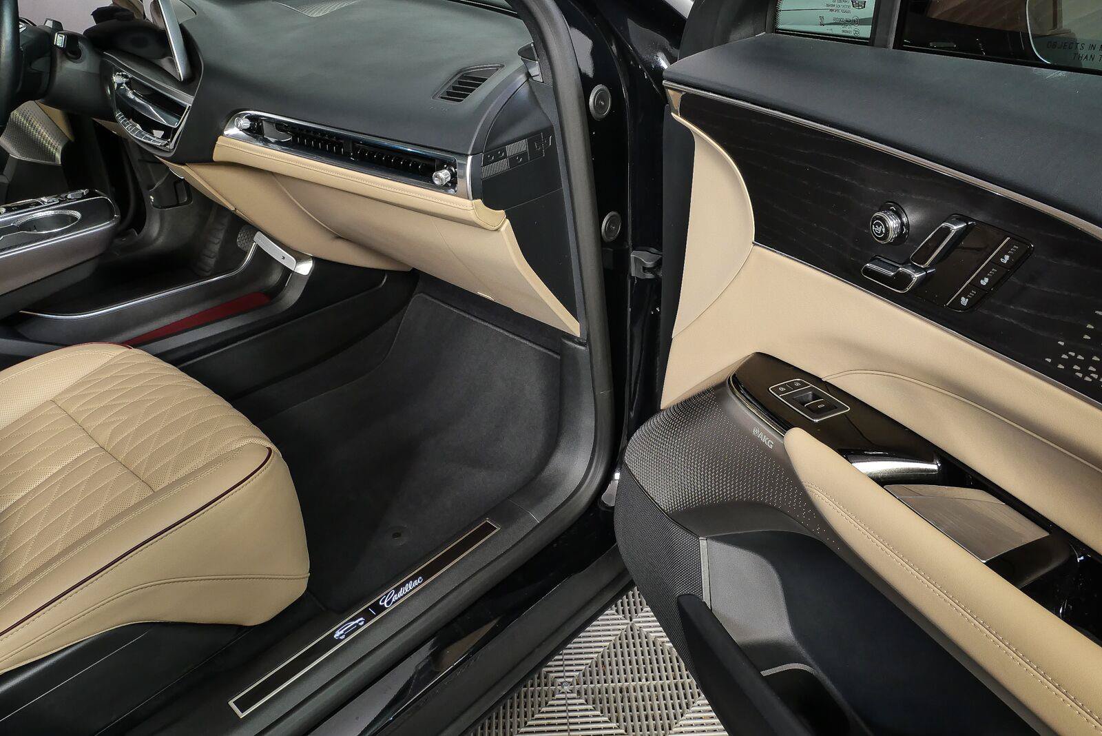 Used 2024 Cadillac Lyriq Luxury w/ Nappa Leather Package AWD/4WD image 22