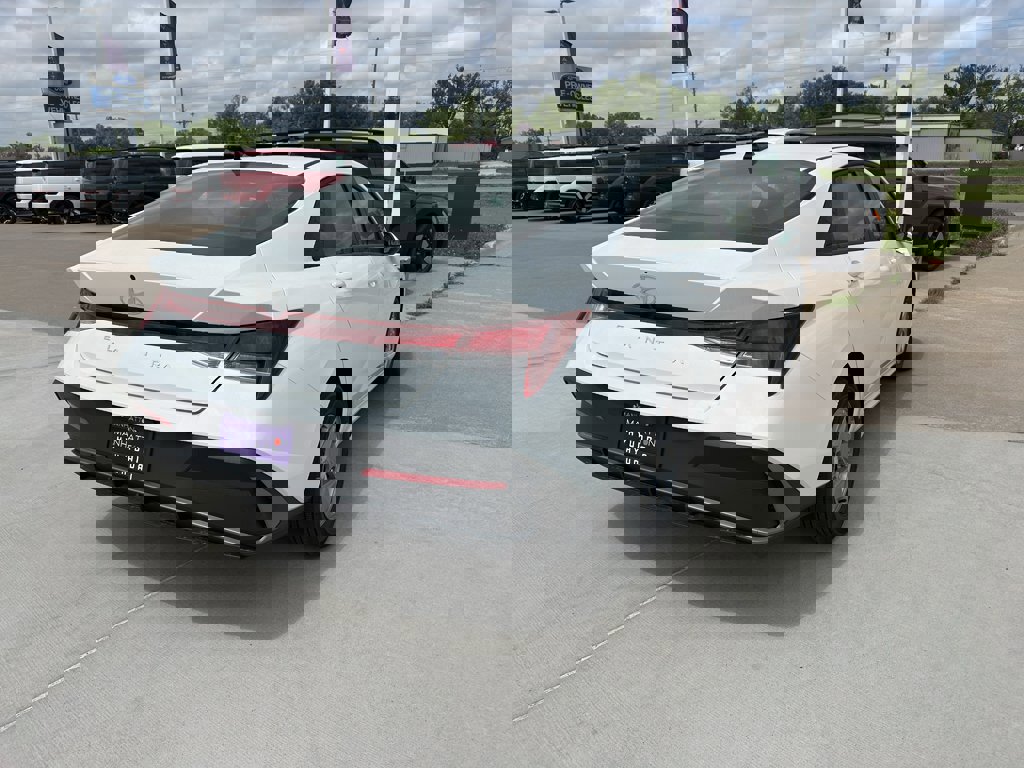 New 2026 Hyundai Elantra SE FWD image 5