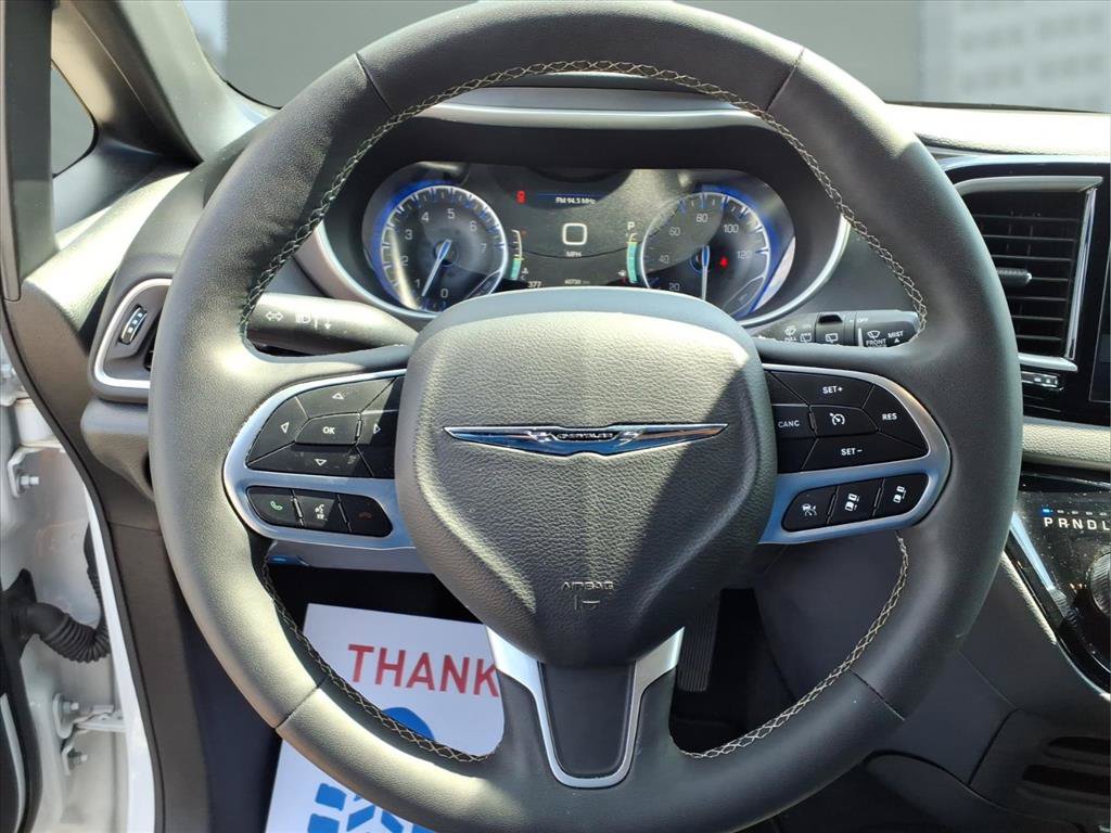 Used 2025 Chrysler Pacifica Select FWD image 10