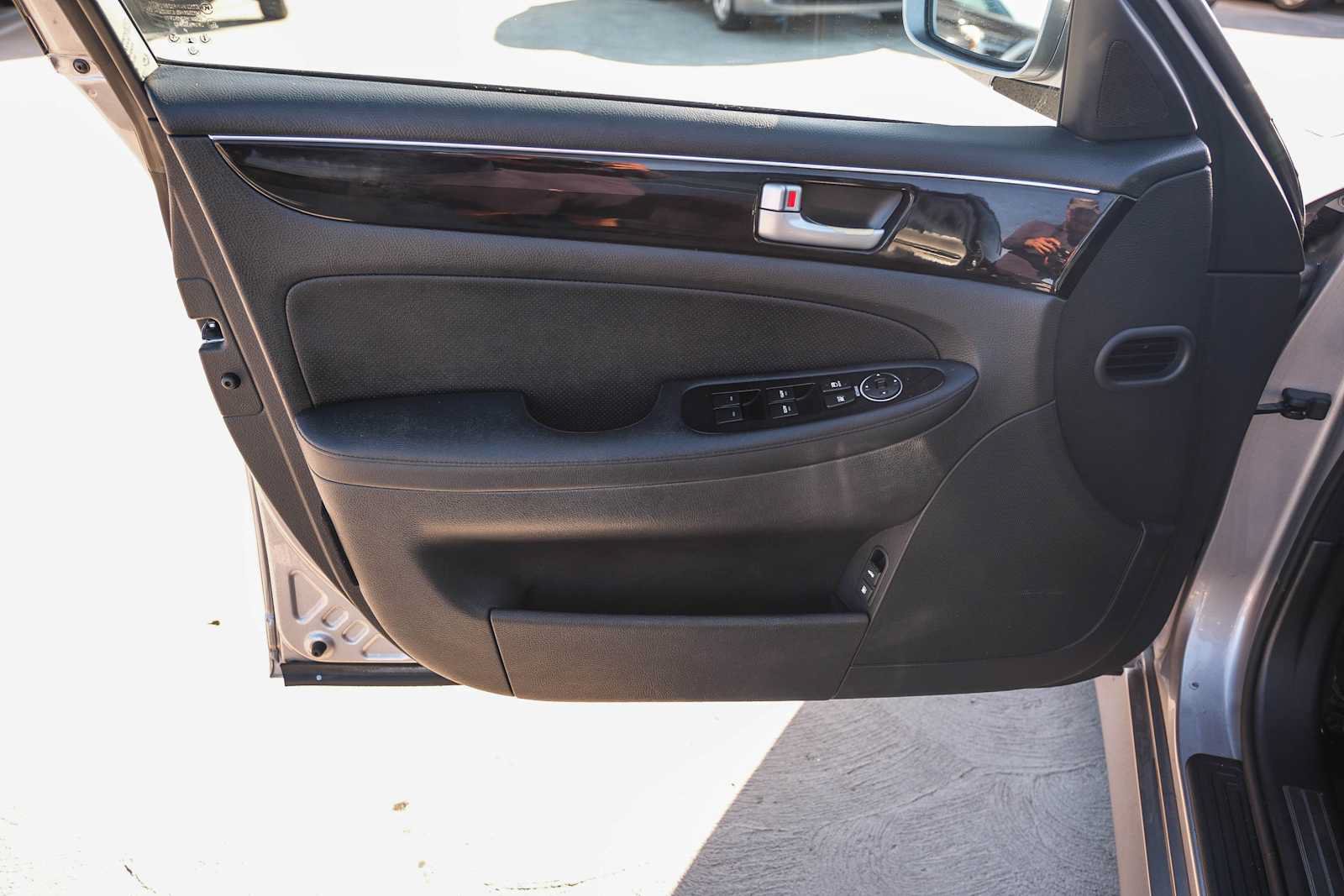 Used 2013 Hyundai Genesis 3.8 RWD image 23