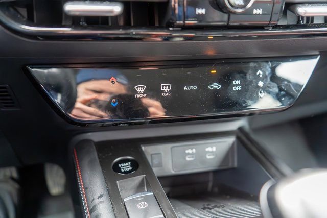 Certified 2025 Nissan Kicks SR image 27