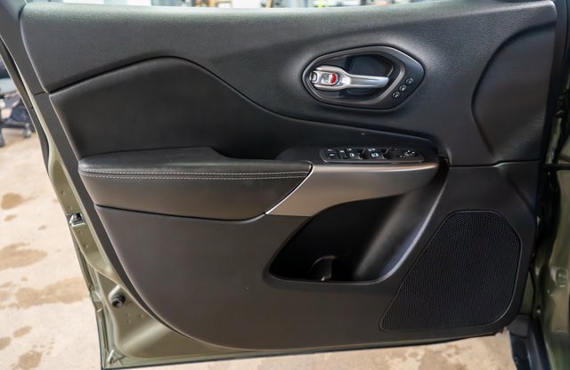 Used 2020 Jeep Cherokee Limited image 17