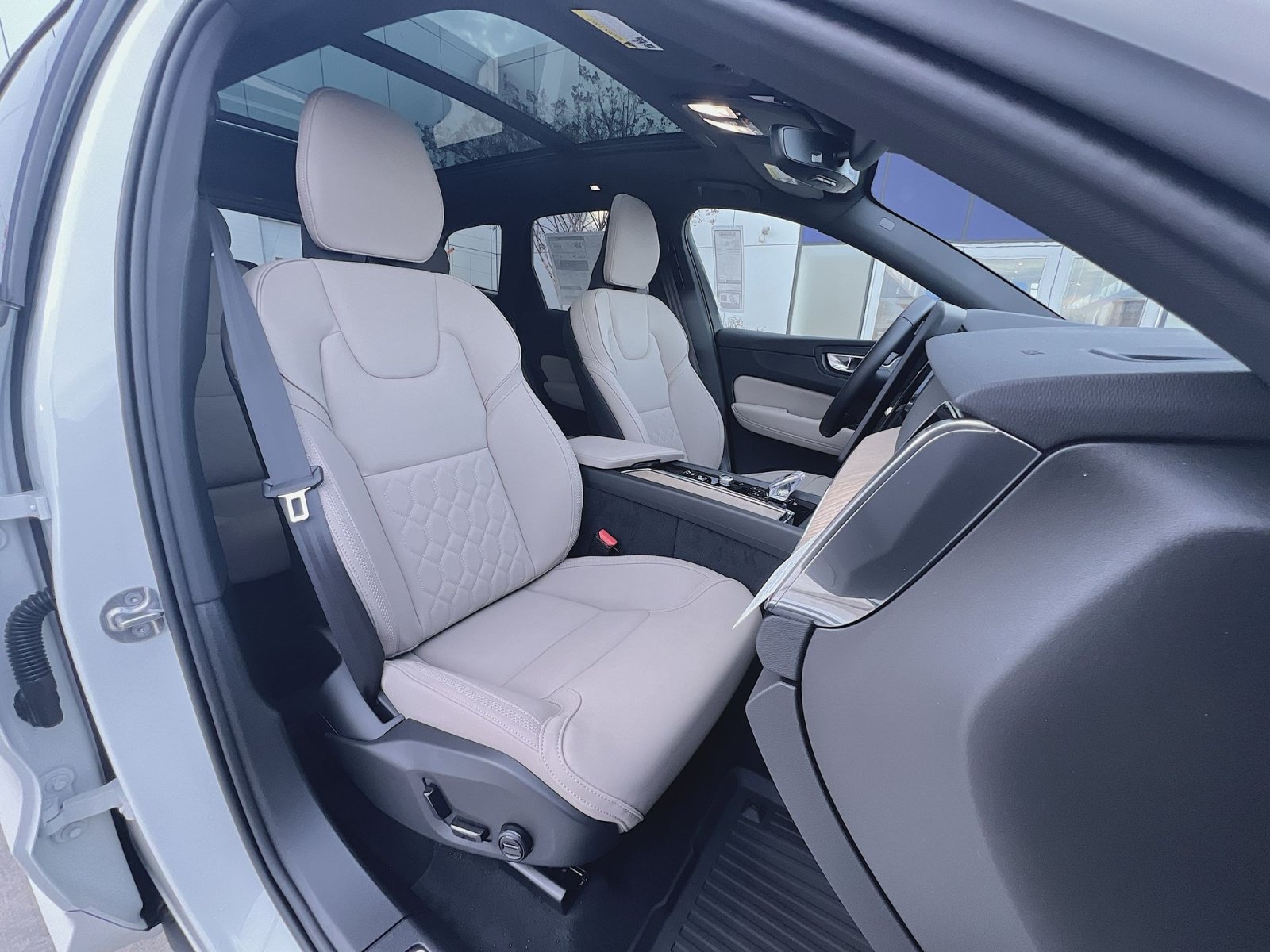 New 2026 Volvo XC60 B5 Plus w/ Protection Package Premier AWD/4WD image 35