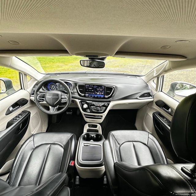 Used 2023 Chrysler Pacifica Touring-L FWD image 25