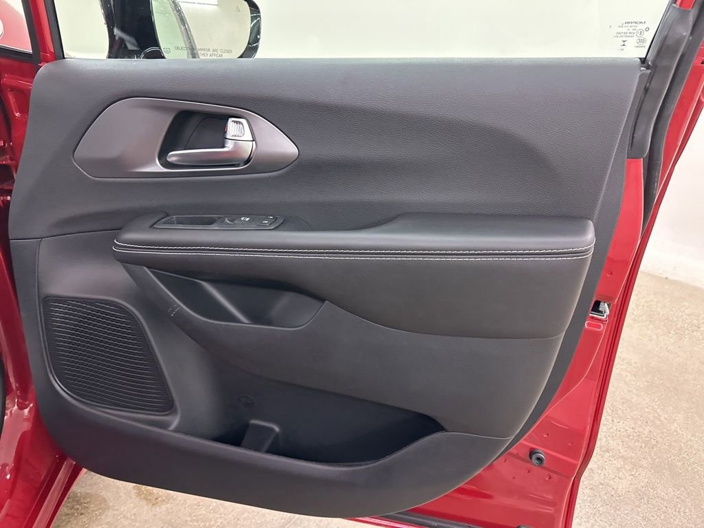 New 2026 Chrysler Pacifica Select image 17