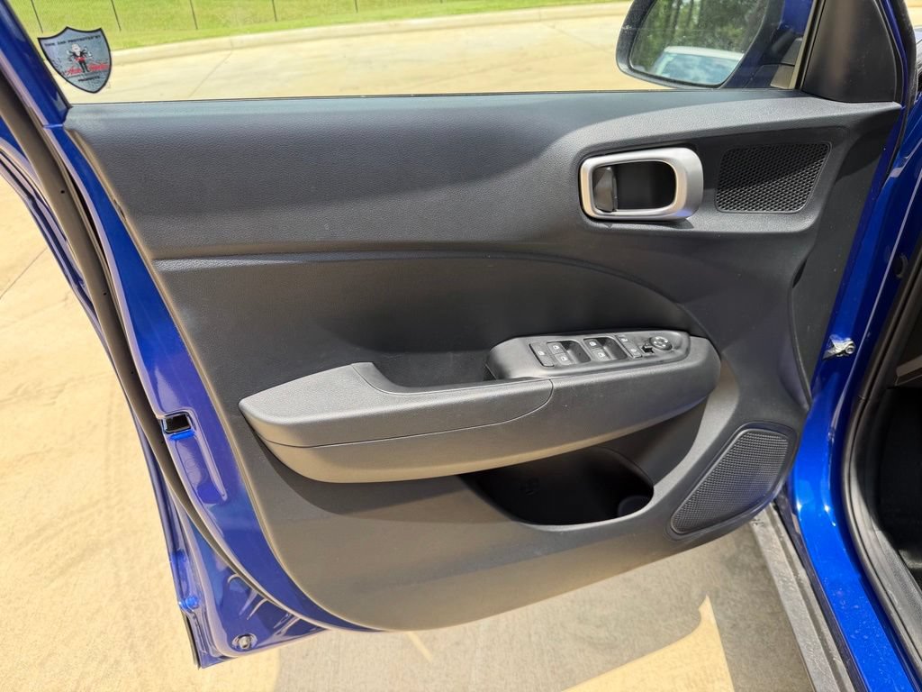 Used 2025 Hyundai Venue SEL FWD image 13