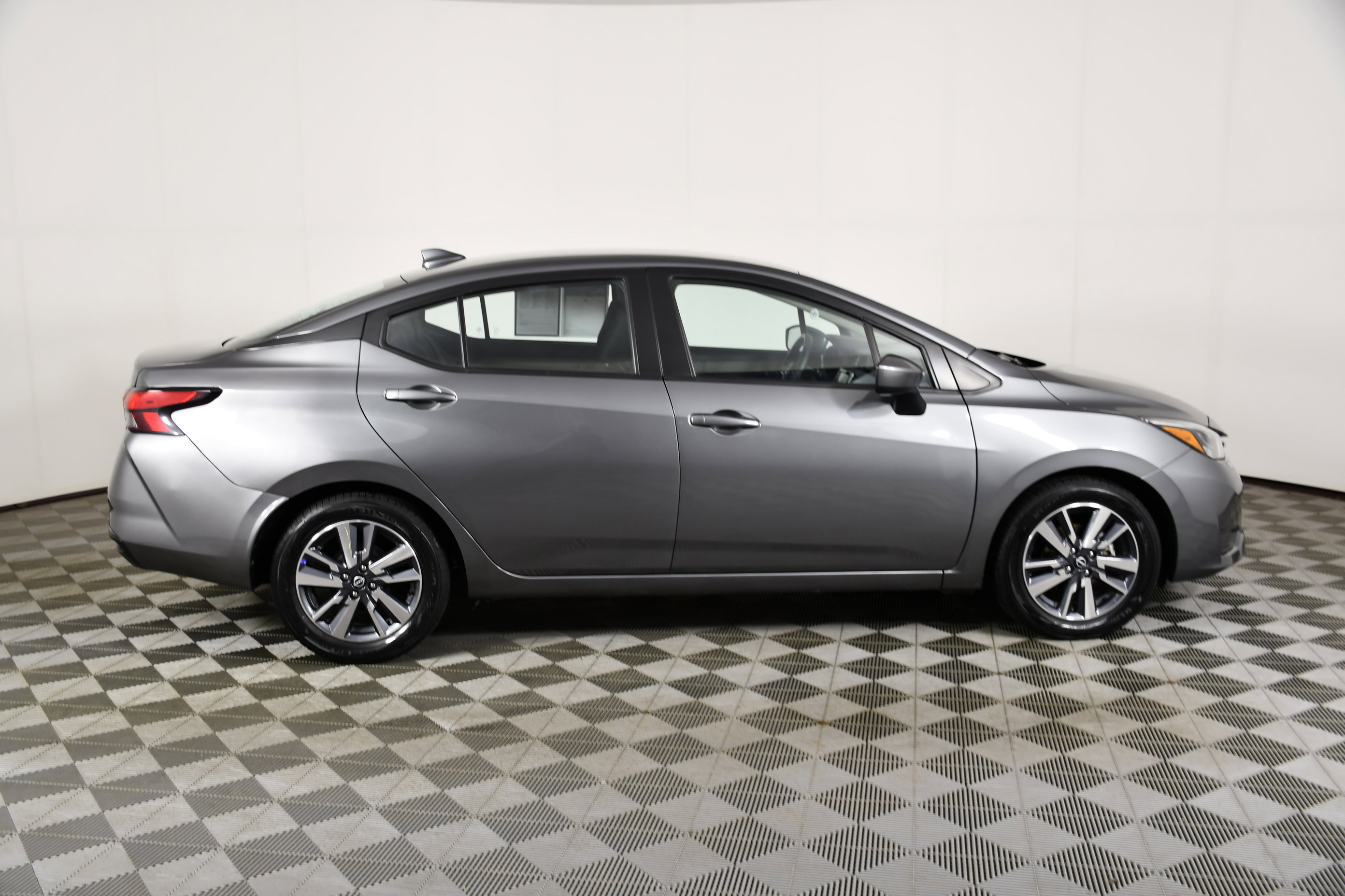 Used 2025 Nissan Versa SV FWD image 5