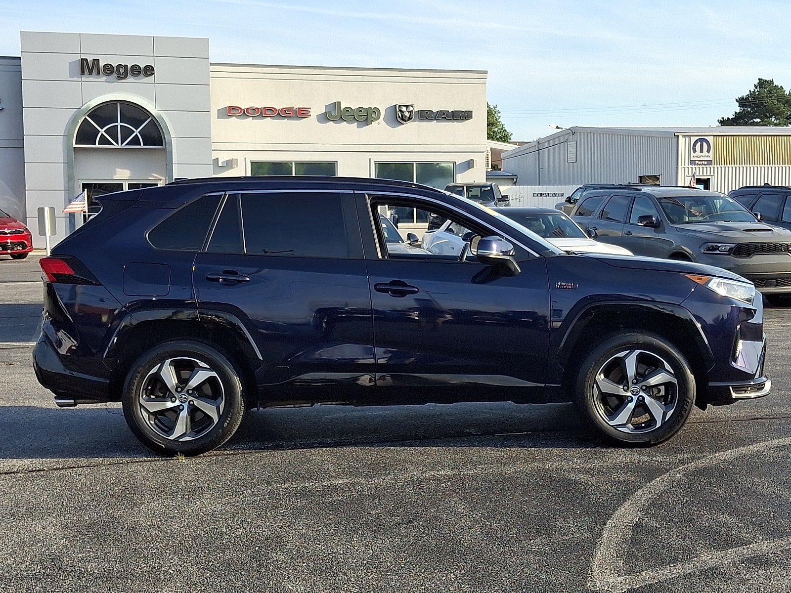 Used 2021 Toyota RAV4 SE w/ Weather & Moonroof Package AWD/4WD image 7