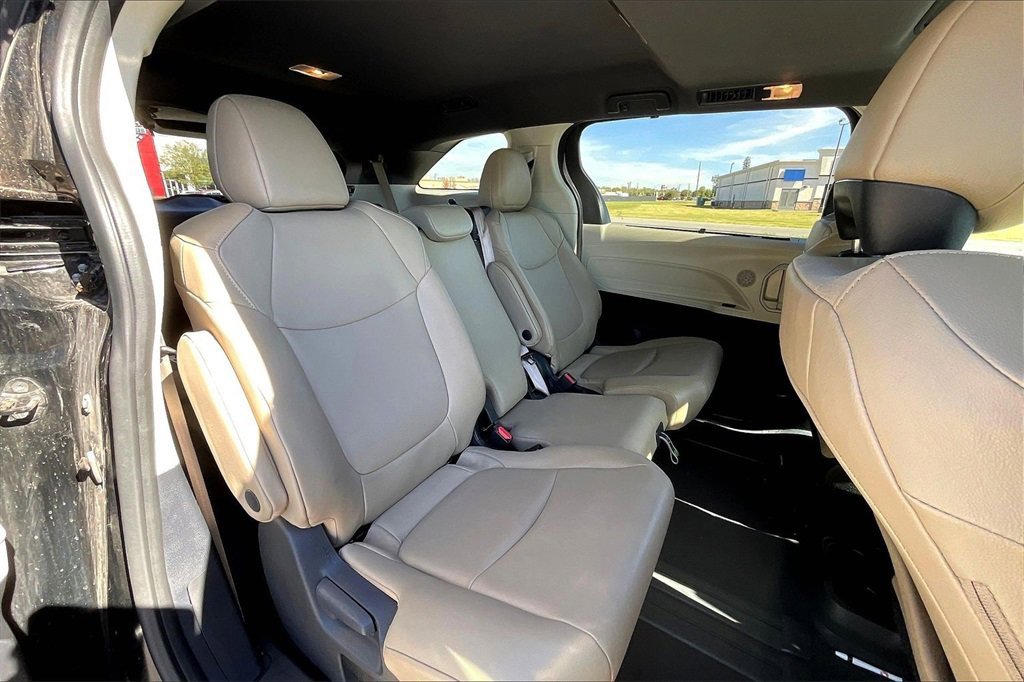 Used 2024 Toyota Sienna XLE image 32