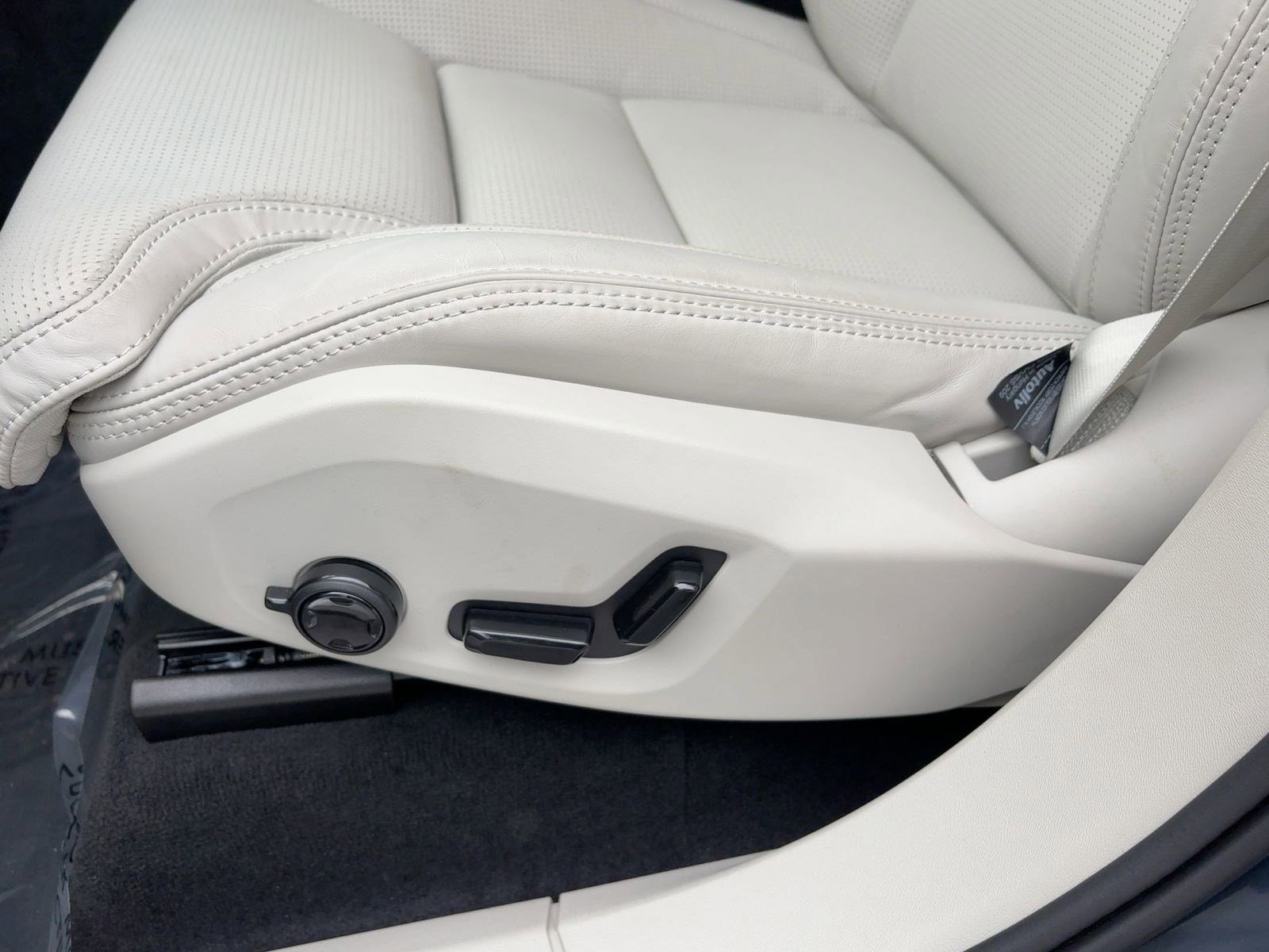 New 2026 Volvo XC90 T8 Ultra w/ Protection Package Premier image 13