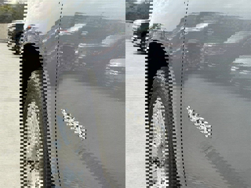 Used 2018 GMC Yukon SLE w/ SLE Value Package image 5