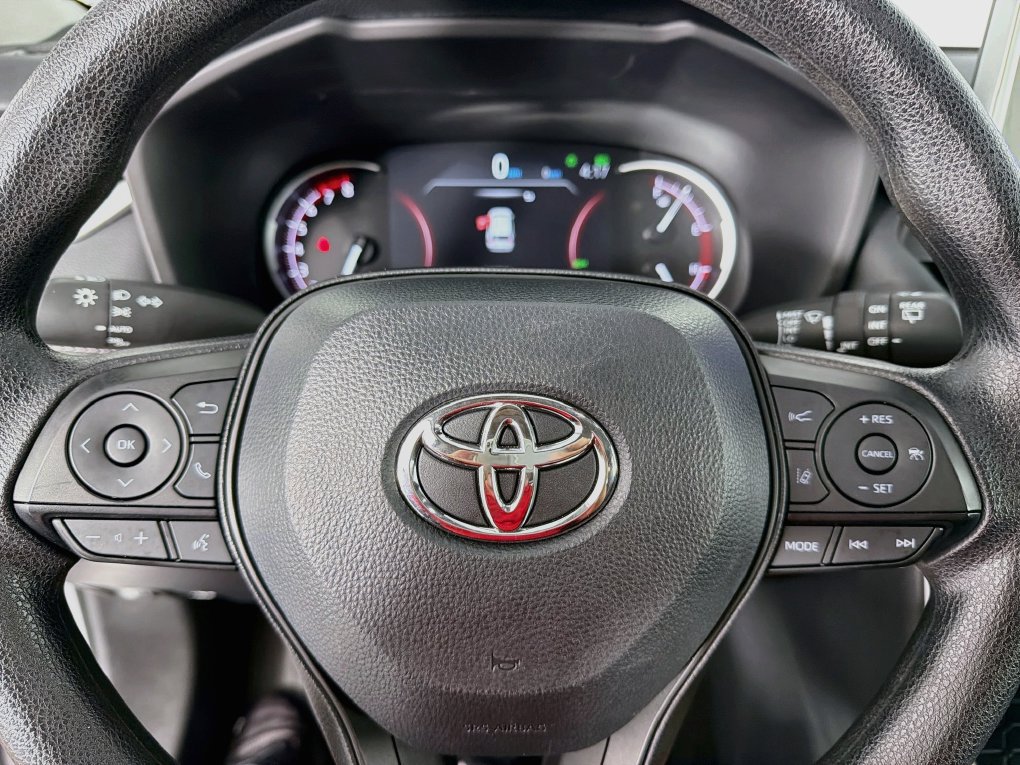 Used 2025 Toyota RAV4 XLE FWD image 16