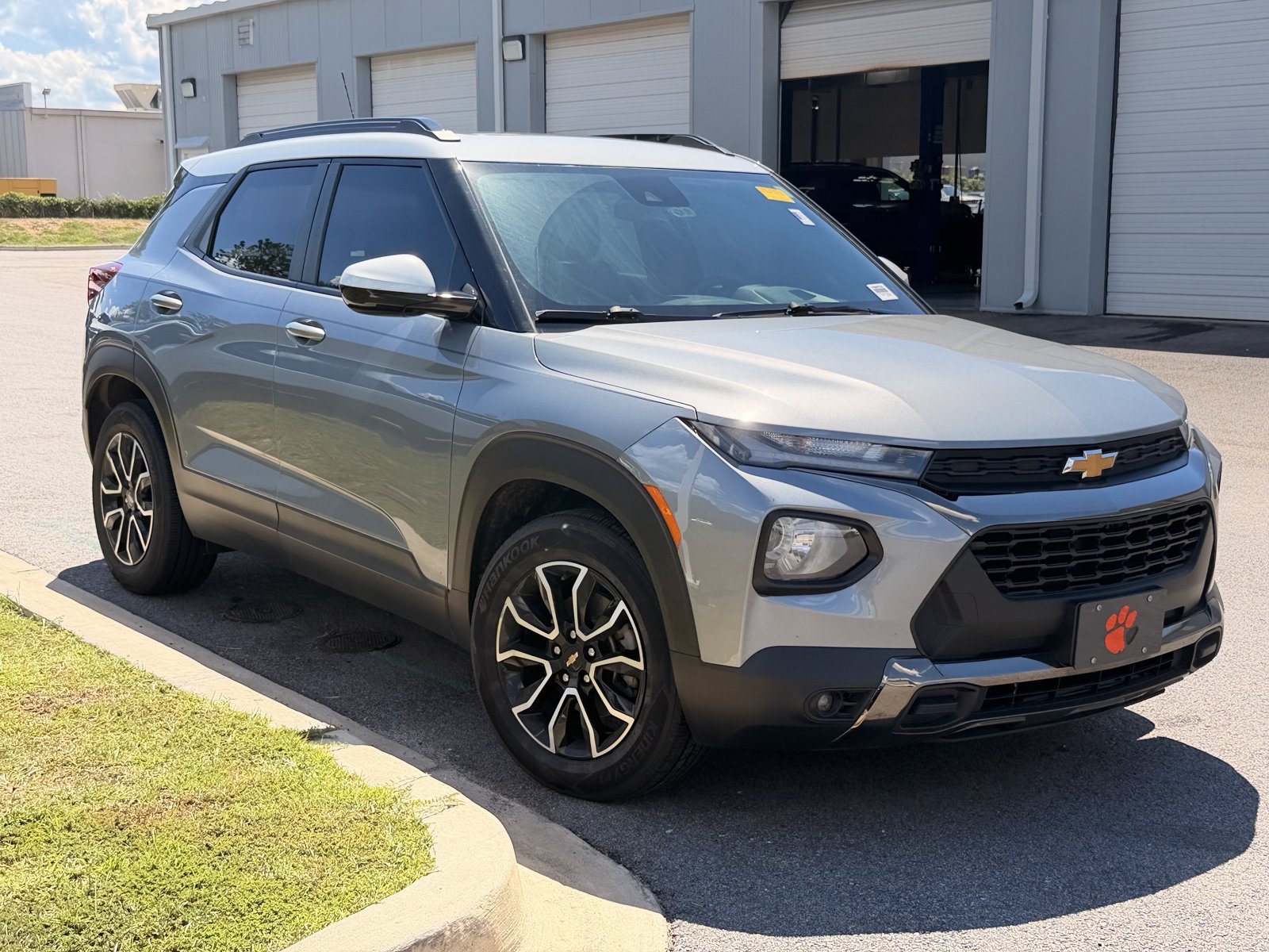 Used 2023 Chevrolet TrailBlazer ACTIV w/ Sun and Liftgate Package FWD image 2