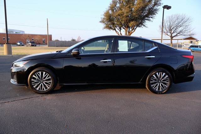 Used 2025 Nissan Altima 2.5 SV image 2