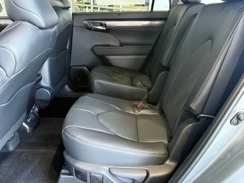 New 2026 Toyota Highlander Platinum image 28