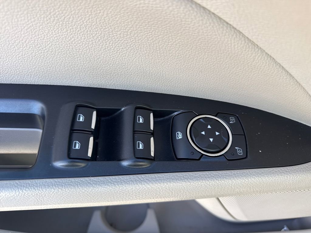 Used 2017 Ford Fusion SE w/ Fusion SE Technology Package image 26