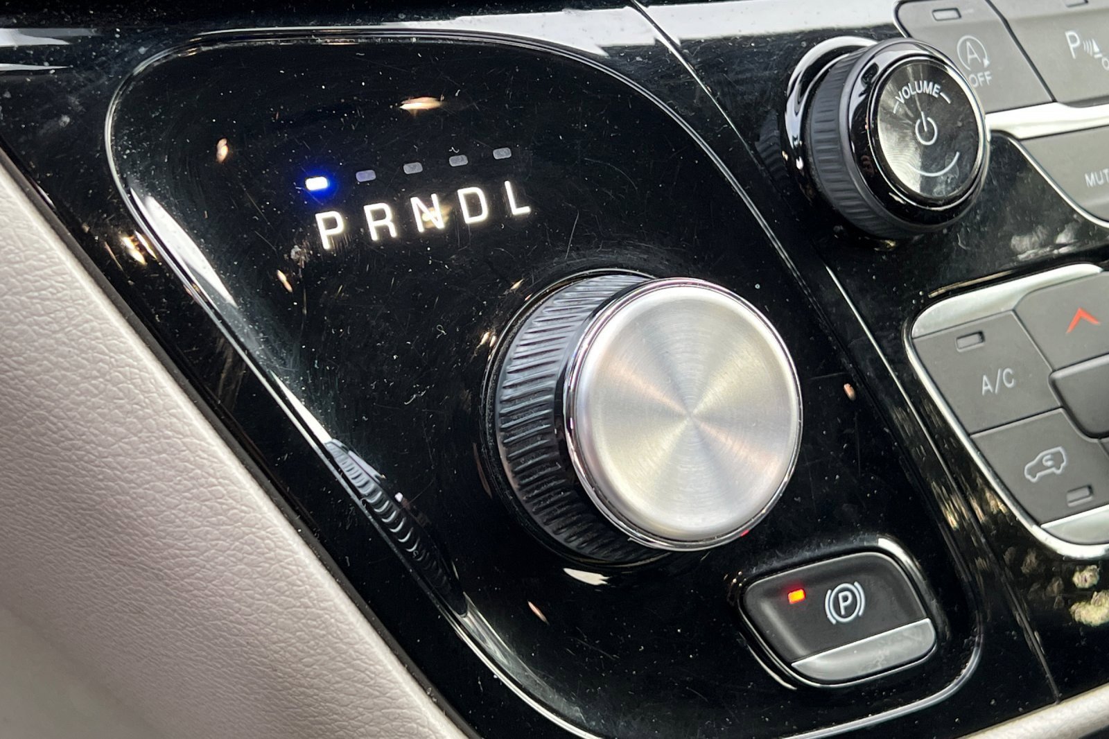 Used 2023 Chrysler Pacifica Touring-L image 28