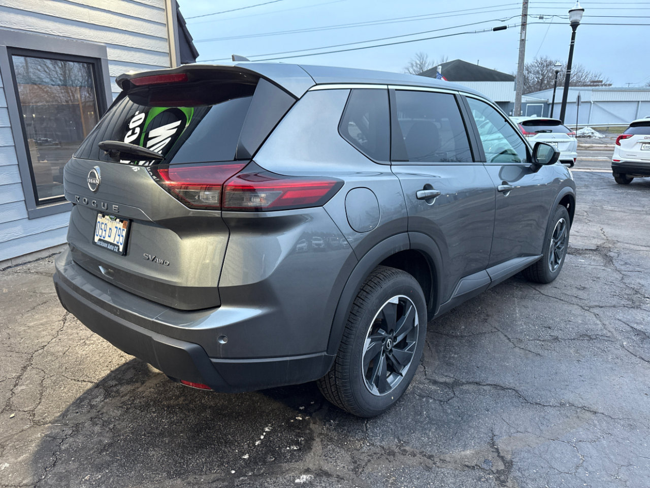 Used 2024 Nissan Rogue SV image 3
