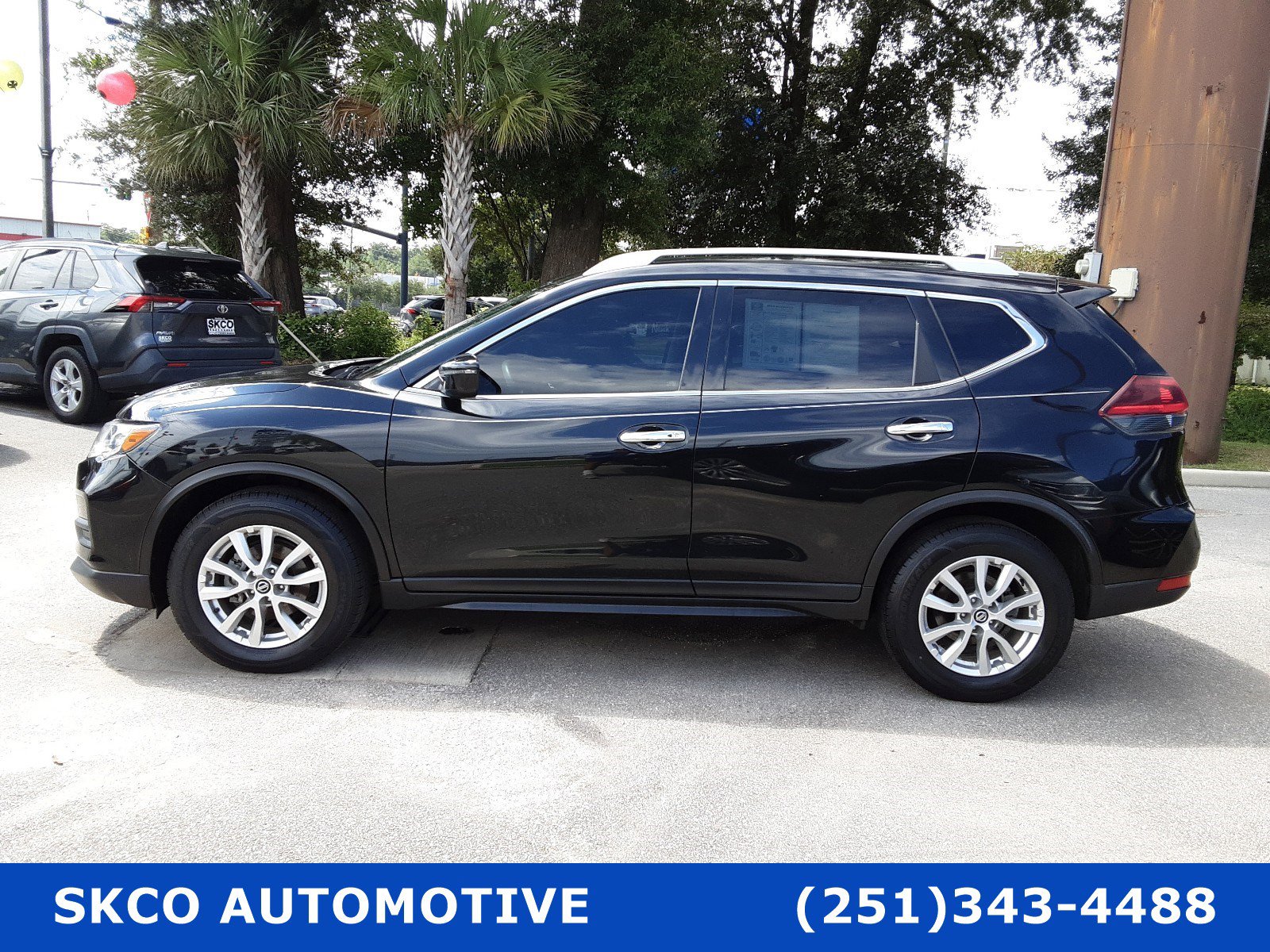 Used 2018 Nissan Rogue SV image 2